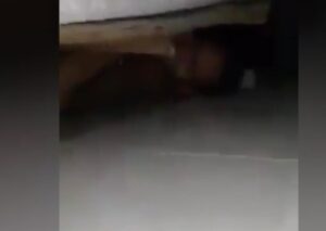 YOUTUBE Colombia, moglie beccata dalla suocera con l'amante nascosto sotto il letto