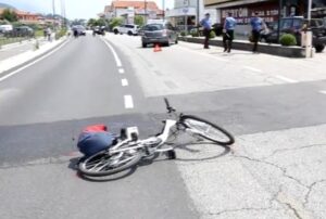 Marostica (Vicenza), ciclista urta specchietto di un'auto, cade e muore