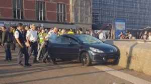 Amsterdam, auto sulla folla davanti alla stazione: 8 feriti, ma non è terrorismo