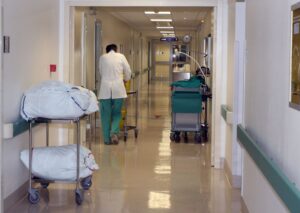Orario di lavoro, il tempo tuta si paga 10 mila euro di arretrati a infermieri di Bari