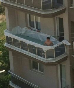 Il balcone diventa una piscina: la FOTO fa impazzire Twitter