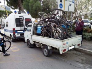 Fucecchio, sequestrate le bici in sosta selvaggia: guerra al degrado