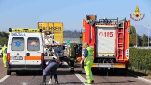 Autostrada A4, incidente tra tre mezzi pesanti: un ferito