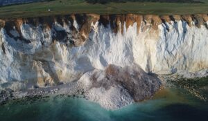 Cinquantamila tonnellate di roccia crollano in mare: bagnanti riprendono la scena 