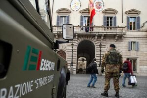 Roma, ladro in fuga fa cadere un carabiniere dalle scale della metro