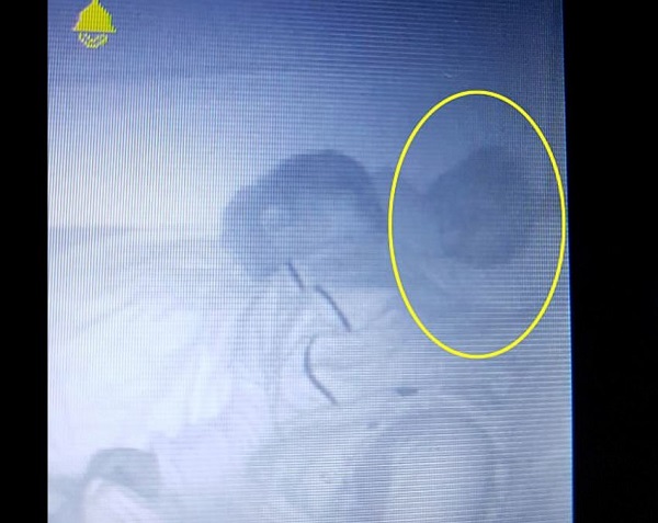 "Fantasma dorme accanto al bimbo nella culla": FOTO misteriosa