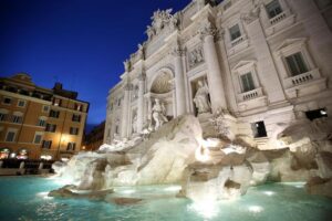 Roma, vietato entrare nelle fontante storiche. Multa 240 euro, ecco dove