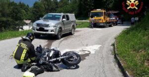 Con la moto contro il pick-up: gamba tranciata, motociclista in fin di vita