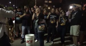 YOUTUBE Iron Maiden suonati col sax: l'artista di strada esalta i fan dell'heavy metal 