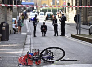 Belgioioso, ragazza in bici travolta e uccisa da tir: autista indagato per omicidio stradale