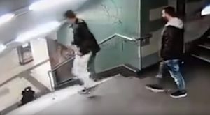 Spinge ragazza giù dalle scale della metro: ecco cosa dice al processo