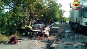 Milano, incidente tra auto e camion: 30enne muore tra le lamiere