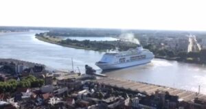 Anversa, enorme nave da crociera fa inversione a "u" nel fiume 