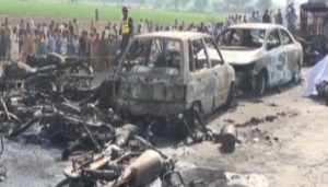 Pakistan: autobotte prende fuoco e incendia altre auto: almeno 120 morti