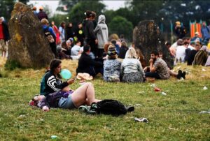 Glastonbury Festival al via: concerti, palloncini esilaranti e tanta droga