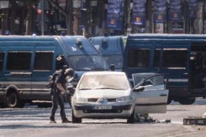 Champs-Elysées, auto esplode contro furgone della polizia. "E' terrorismo" FOTO