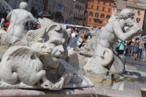 Roma, bagno nudo nella fontana: scatta la maxi multa da 450 euro