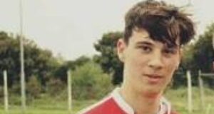 Irlanda, studente e calciatore di 18 anni morto: malore durante un esame a scuola