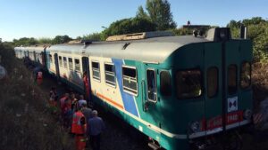 Scontro treni in Puglia, il macchinista: "E' partito da solo, forse guasto ai freni"