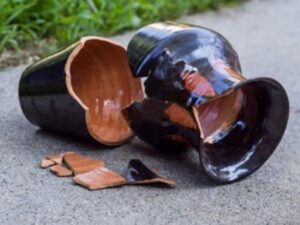 Guidonia, vaso da giardino gli cade in testa: muore bimbo di 5 anni