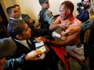 Venezuela, irruzione di chavisti in Parlamento: feriti alcuni deputati
