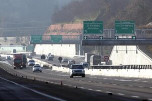 Autostrada A1, tir cade da viadotto a Vado Monzuno: morto l'autista