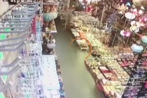 Terremoto Turchia, nel negozio di Bodrum tutto crolla a terra