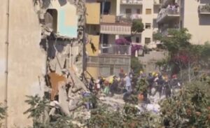 Torre Annunziata, cane precipita dalla palazzina crollata e cade sui soccorritori VIDEO