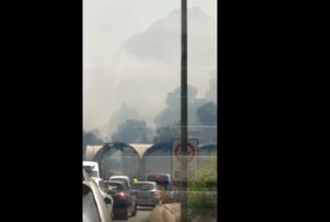 Incendio su colline Taormina: caos in autostrada, auto tornano invertono la marcia