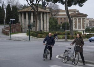 Roma, automobilista aggredisce ciclisti: bottigliate d'acqua e pestaggio