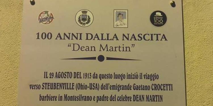 Montesilvano, "emigrande" sulla targa dedicata a Dean Martin FOTO. Ironia su Facebook