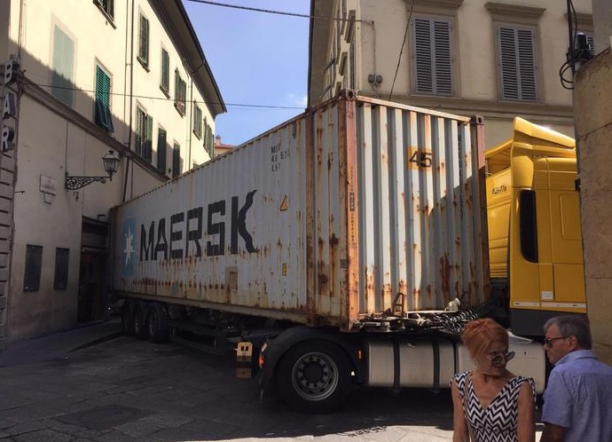 Firenze, errore del navigatore: tir controsenso si incastra tra le vie del centro FOTO