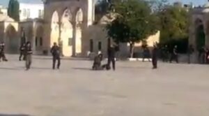 Attentato a Gerusalemme, uccisi gli assalitori: tre poliziotti feriti 