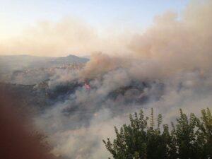 YOUTUBE Incendio a Messina: sgomberate case e Cittadella universitaria