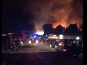 Roma, incendio nella notte a Monte Mario, fumo tossico. Arriva Gianni Alemanno VIDEO