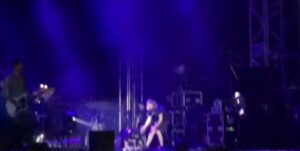 YOUTUBE J-Ax cade dall'hoverboard durante il concerto a Roma: "Sono un..."