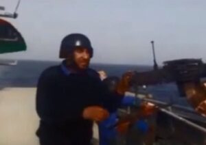 Migranti, sparatoria in mare tra scafisti e Guardia Costiera VIDEO