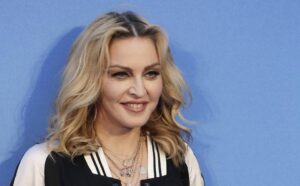 Madonna, lettera di insulti a Sharon Stone finisce all'asta e lei...la blocca