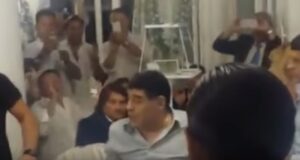 Napoli, Maradona completamente ubriaco alla festa per la cittadinanza onoraria