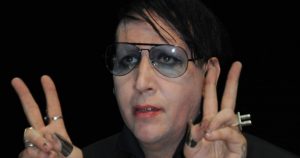 Marilyn Manson a Villafranca: "Arriva l'Anticristo". Petizioni online, veglie e rosari