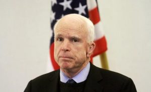 John McCain ha un tumore al cervello. Trump accantona i contrasti: "E' un combattente"