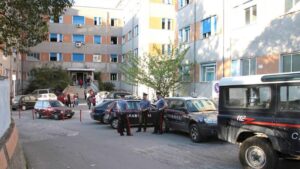 Monteriggioni (Siena): migrante accoltella autista, carabinieri gli sparano a una gamba