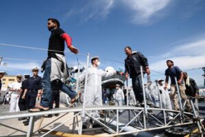 Migranti, Francia e Spagna contro gli sbarchi nei loro porti