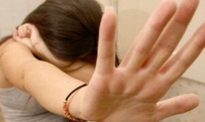 Napoli, 15enne violentata: su Facebook gli insulti infamanti, tramite Facebook caccia ai colpevoli