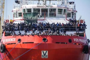 Migranti, bloccata a Palermo nave MsF: non l'hanno fatta partire per andare a prenderli