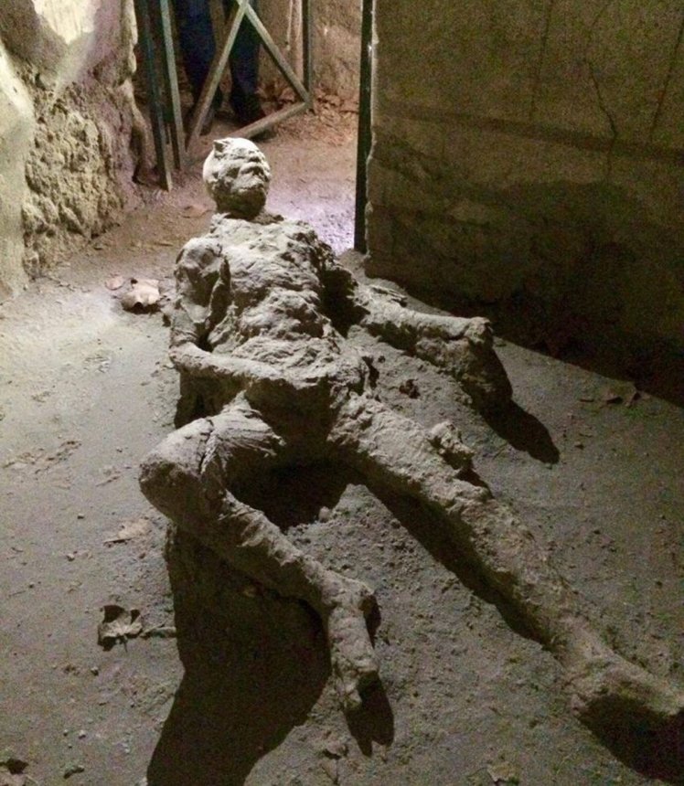 Pompei, il calco della vittima che spopola in Rete. Il vulcanologo rivela la verità