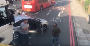 Pugni e cinghiate tra camionista e automobilista: rissa in strada a Londra