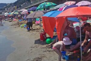 Liguria, Riviera di Ponente, blitz anti-assalto alla spiaggia libera: no a gazebo e frigobar