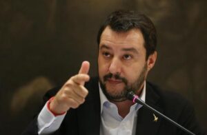 Salvini fa il verso a Renzi: "Se vinco le elezioni regalo agli italiani 81 euro"