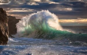 Sardegna, selfie col mare in burrasca: travolta da onda, 15enne muore